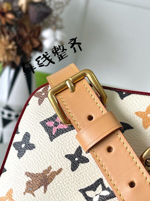 God Factory Louis Vuitton M24820 Size 23.5*15.5*8.5cm