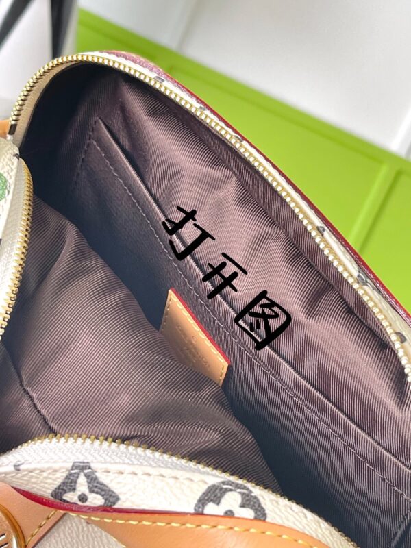 God Factory Louis Vuitton M24820 Size 23.5*15.5*8.5cm