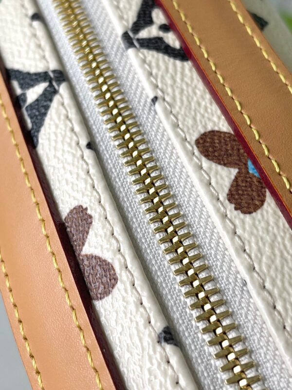 God Factory Louis Vuitton M24820 Size 23.5*15.5*8.5cm