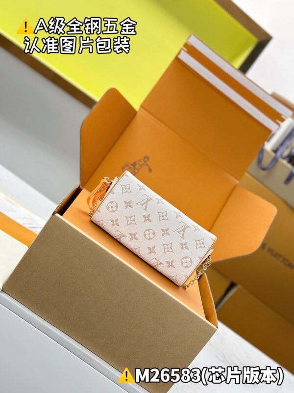 God Factory Louis Vuitton POCHETTE CAMILLE M26583 Size 11 x 6 x 20.5cm