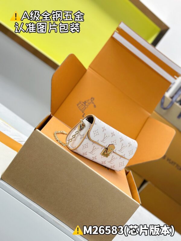 God Factory Louis Vuitton POCHETTE CAMILLE M26583 Size 11 x 6 x 20.5cm