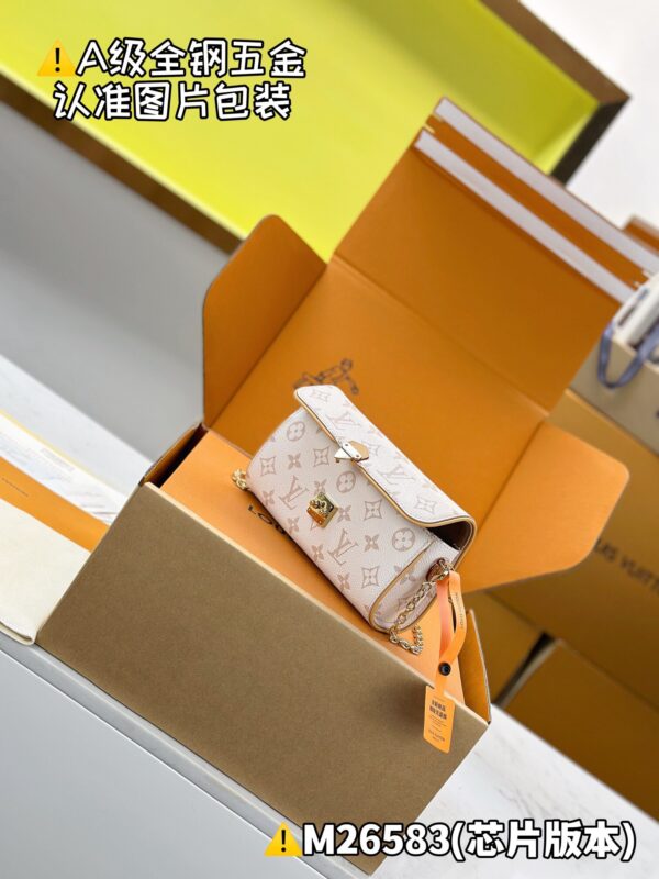 God Factory Louis Vuitton POCHETTE CAMILLE M26583 Size 11 x 6 x 20.5cm