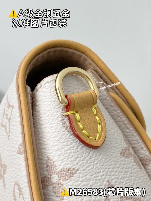 God Factory Louis Vuitton POCHETTE CAMILLE M26583 Size 11 x 6 x 20.5cm