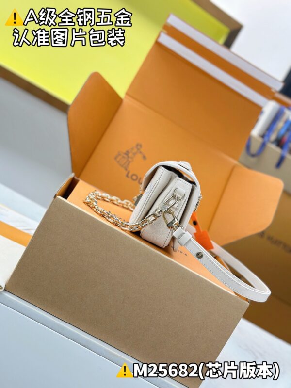 God Factory Louis Vuitton POCHETTE MÉTIS EAST WEST M25682 Size 13.5 x 6 x 21.5cm