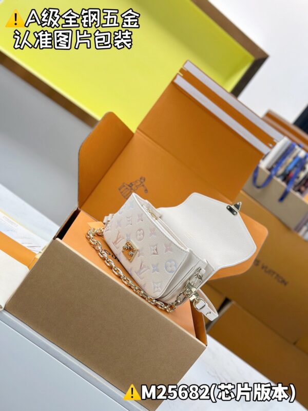 God Factory Louis Vuitton POCHETTE MÉTIS EAST WEST M25682 Size 13.5 x 6 x 21.5cm