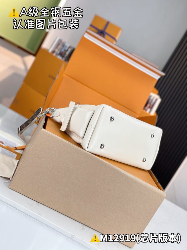 God Factory LV M12919 CARRYALL CARGO VIBE Size 23 x 15 x 33.5cm